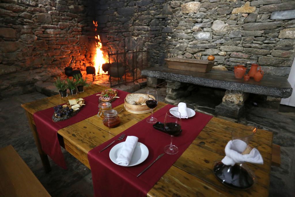 Douro Scala Mesão Frio Exterior foto A traditional Georgian table with a fireplace